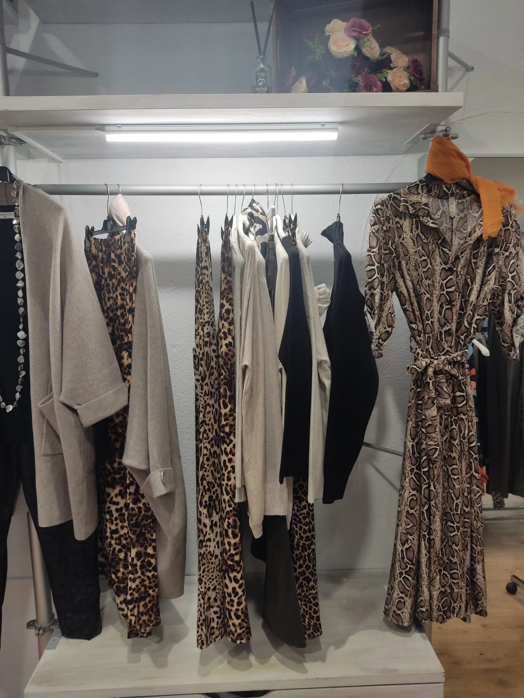 Una percha de la tienda con las prendas escogidas: punto en tonos neutros y estampados de animal